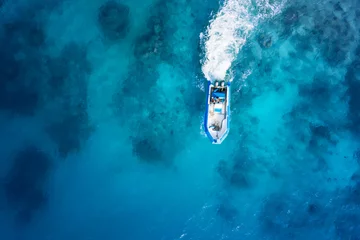 Rolgordijnen zonder boren Caraïben Speedboot op de azuurblauwe zee