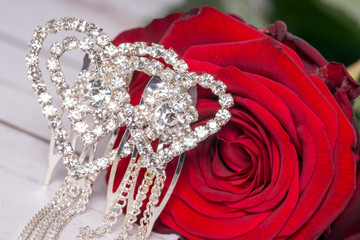 rote Rose und kleine Herzen mit Glitzersteinen