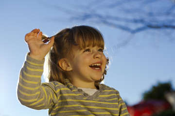 Niña pequeña saludando y riendo © Ricardo Ferrando