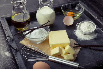 Backzutaten Eier, Mehl, Zucker, Butter, Vanille, Sahne