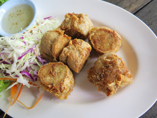 closed up the crispy prawn roll and sauce