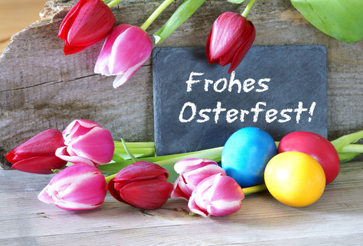 Frohes Osterfest! Tafel mit Tulpen und Ostereiern
