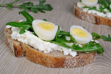 Sandwich with ricotta, egg and arugula