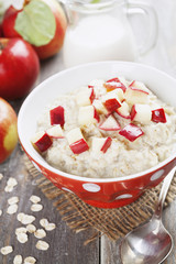 Oatmeal with caramelized apples