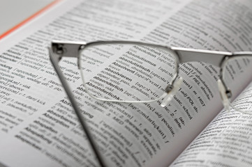 Woerterbuch mit Lesebrille
