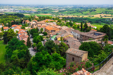 Fototapeta na wymiar agricultural landscape with old village in toscana