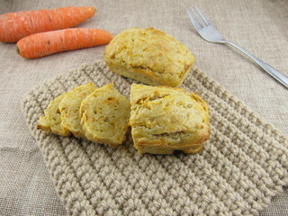 Mini-Brote mit Möhre und Apfel