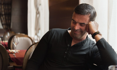Obraz premium Smiling man in restaurant