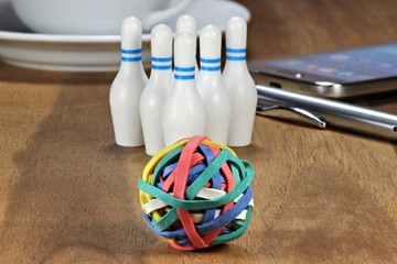 Schreibtischbowling mit Gummibandball