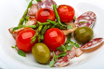 Italian salad with aspagagus and bacon