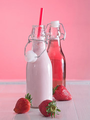 Erdbeer Smoothie und Erdbeersaft in Flaschen