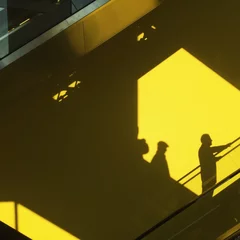 Fotobehang sombras sobre fondo amarillo © Alfredo Liétor