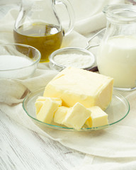 Backzutaten Eier, Mehl, Zucker, Butter, Vanille, Sahne