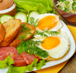English breakfast - toast, egg, bacon and vegetables