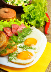 English breakfast - toast, egg, bacon and vegetables