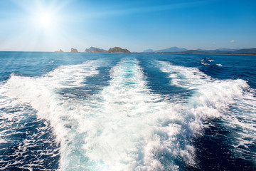 Obraz premium Waves on blue sea behind the boat