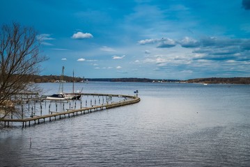 Naklejka premium Großer Wannsee bei Berlin mit Segelboot