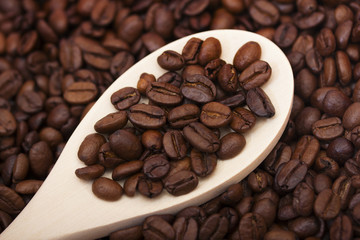 Кофейные зерна в ложке