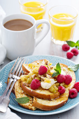 French toasts with apples and mascarpone cheese