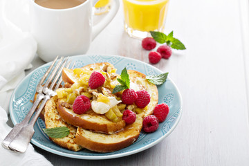 French toasts with apples and mascarpone cheese