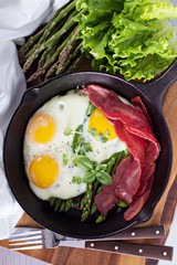 Baked eggs with asparagus and bacon