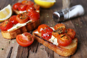 Slices of white toasted bread with canned tomatoes and lime