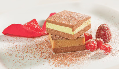 Cremini al pistacchio e alla nocciola con frutti di bosco