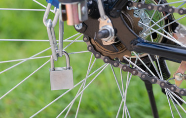 Key lock with chain on wheel bicycle