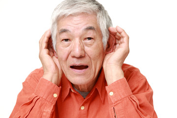 難聴の高齢者