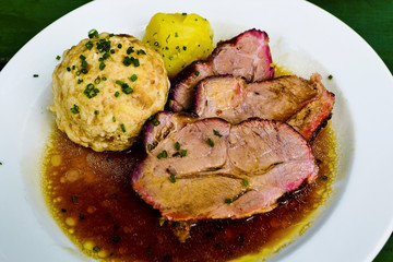 Schweinbraten auf einem Teller im Gasthaus