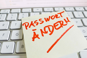 Notiz auf Computer Tastatur: Passwort ändern