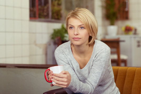 junge frau in gedanken