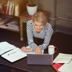 Fototapeta na wymiar blonde studentin arbeitet zuhause am laptop
