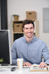 motivierte geschäftsmann am schreibtisch