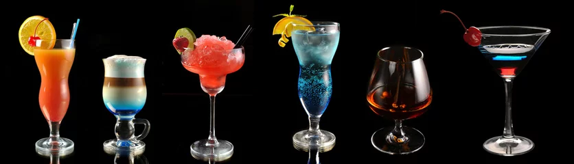 Abwaschbare Fototapete Cocktail verschiedene Cocktails an der Bar