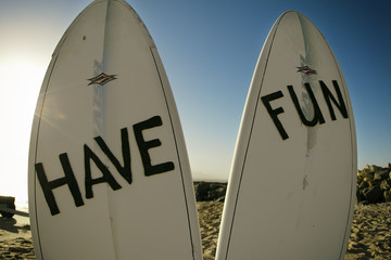 Have Fun auf Surfbrett im Sand