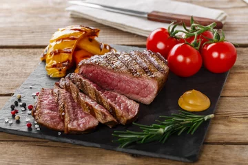 Fototapete Steakhouse gegrilltes Rindersteak selten geschnitten mit Gemüse