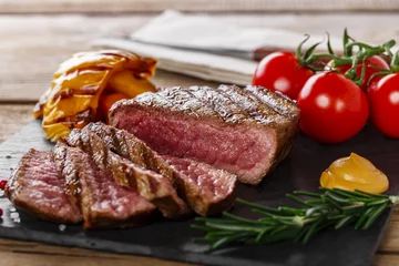 Möbelaufkleber Steakhouse gegrilltes Rindersteak in Scheiben geschnitten mit Gemüse