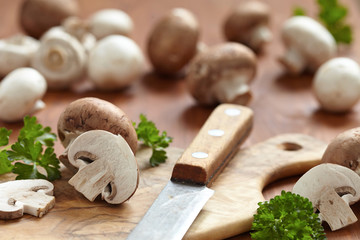 Fresh brown and white mushrooms