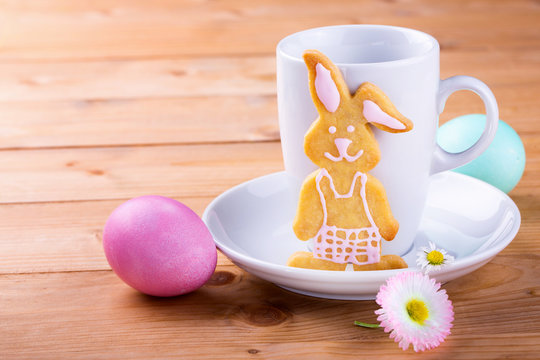 Gedeckter Tisch mit Kaffeetasse und Osterhase