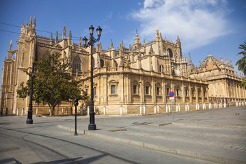 Obraz premium Zachodnia fasada katedry w Sewilli w letni dzień. Hiszpania
