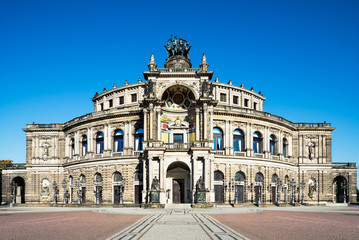 Fototapeta na wymiar Opera house in Dresden