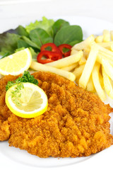 Schnitzel Wiener Art mit Pommes