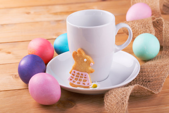 Kaffeetasse, Ostereier und Pl&auml;tzchen - Tischgedeck Ostern