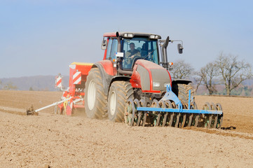 Ackerbau, Landwirt bei der Getreidesaat im Frühjahr © Countrypixel