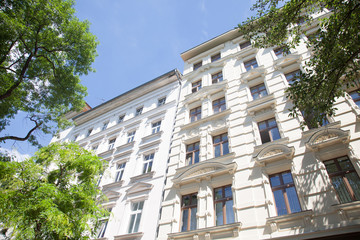Altbau in Berlin, Haus und Bäume - Deutschland