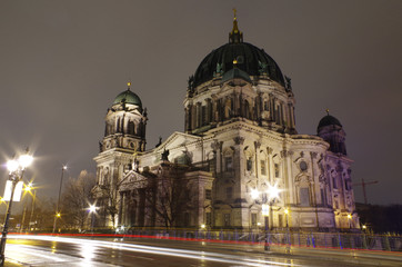 Fototapeta na wymiar berliner dom bei nacht