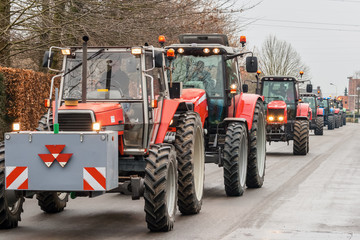 Obraz premium Demonstration by angry farmers with rows of tractors
