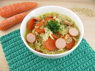 Nudelsuppe mit Möhren und Wiener