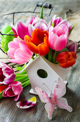 Obraz premium Bunch of flowers in birdshouse vase for mothers day